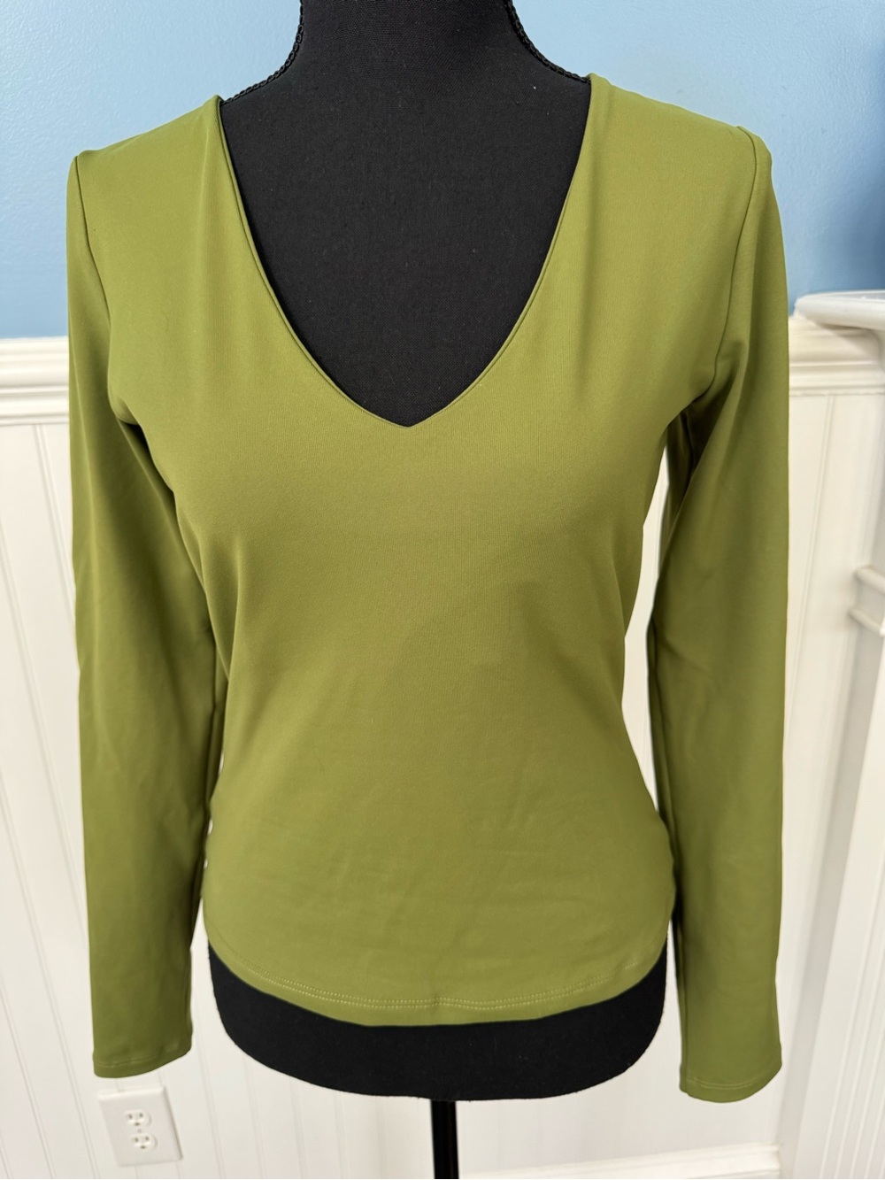 NWT Susana Monaco Essential Long Sleeve Sexy V Top ~ Sz Medium (Stretchy) Pesto